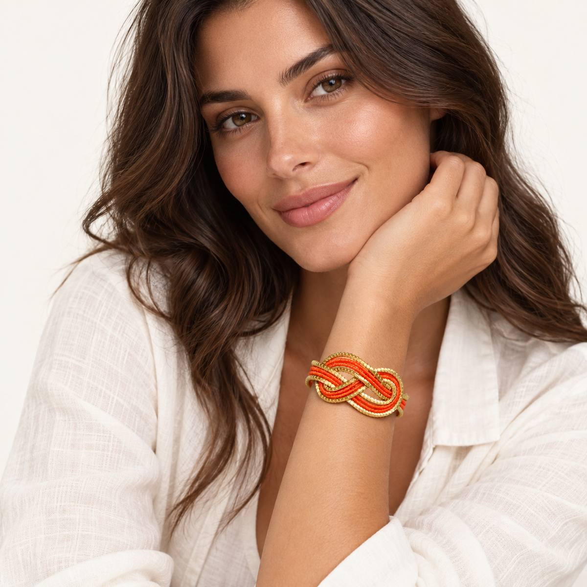 Woman wearing the Vida Laço do Sol cuff bracelet with white linen.