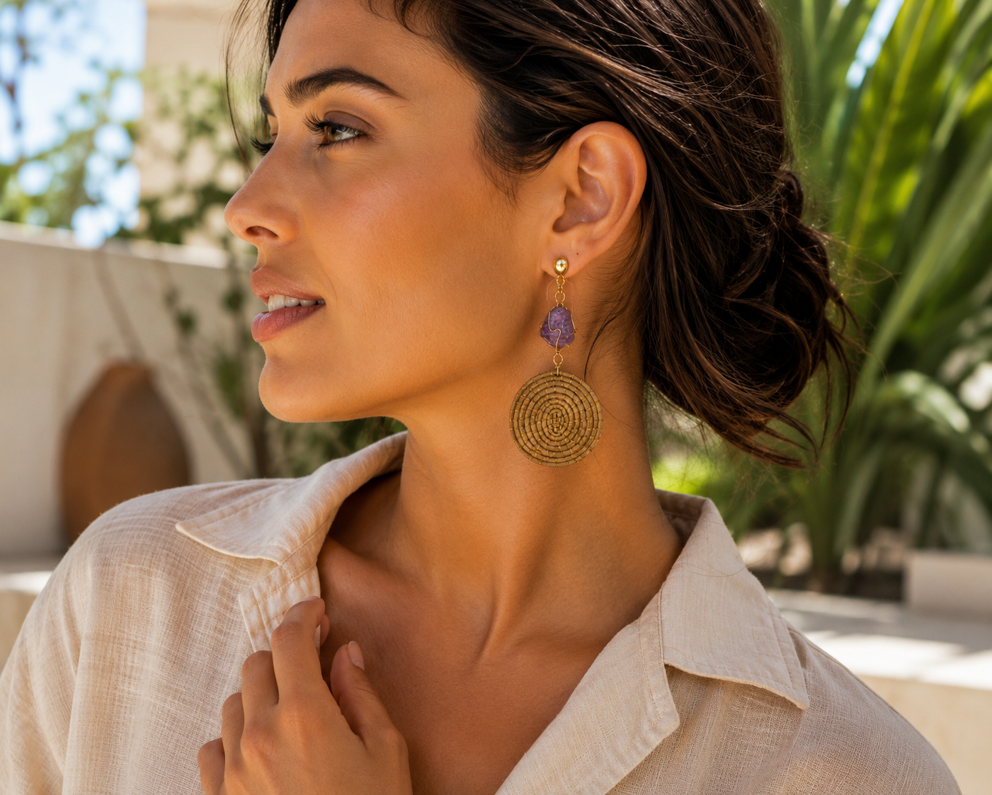 Handcrafted Lavanda do Cerrado Golden Grass earrings featuring circular woven Golden Grass discs, natural lavender amethyst stones, and gold-plated hardware.