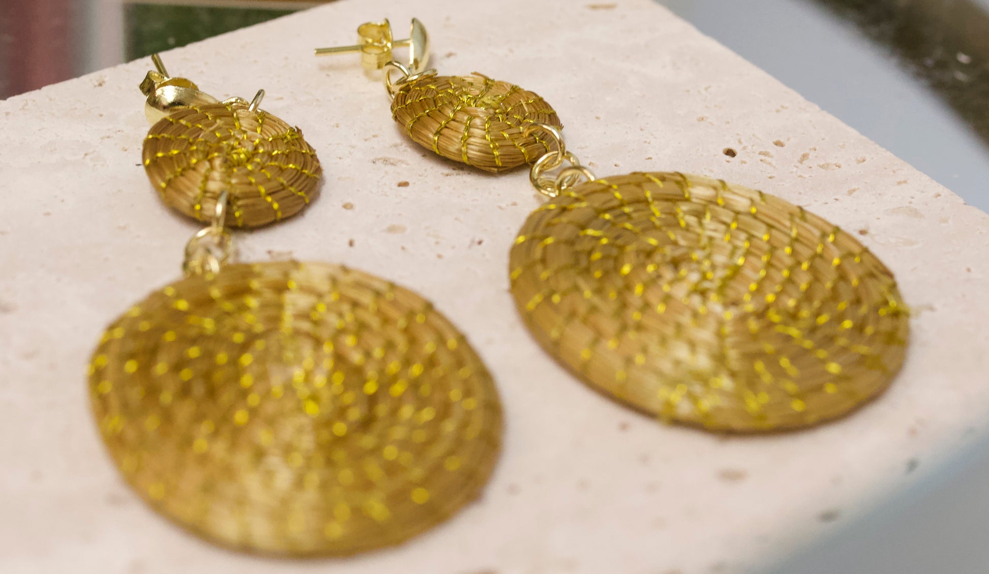 Vento do Cerrado Golden Grass Earrings – Detail Image – Close-up of handcrafted Brazilian golden grass earrings with metallic golden thread detailing