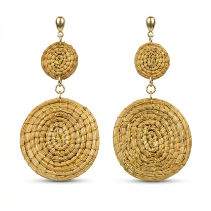 Vento do Cerrado Golden Grass Earrings – Product Image – Handwoven Brazilian golden grass statement earrings with gold-tone details on white background