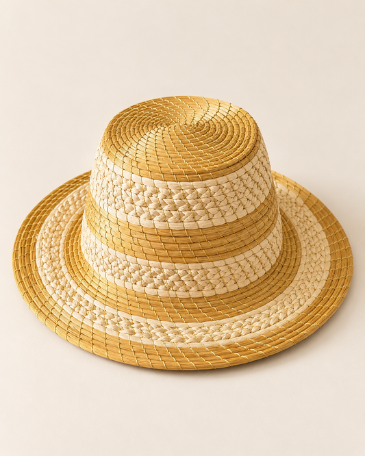 HELINN Sol Palha Golden Grass and Buriti hat hero image