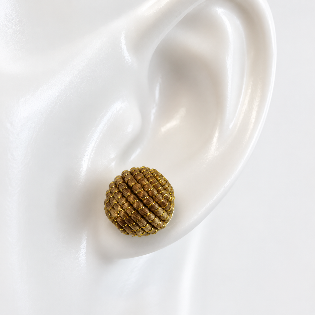 Vida Esfera Dourada Stud Earrings