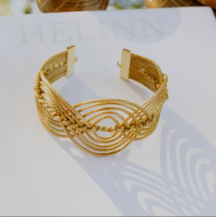 Helinn Mistério da Terra golden grass cuff bracelet from the Vida Collection on white background