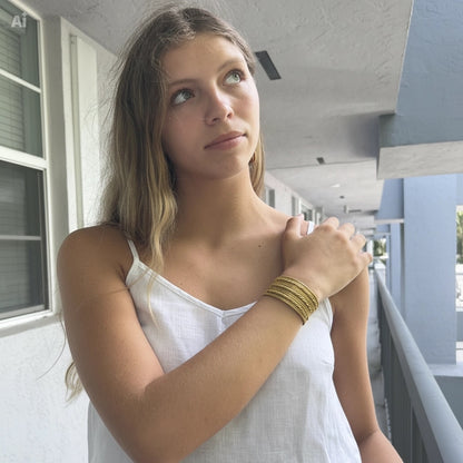Trama Dourada Cuff
