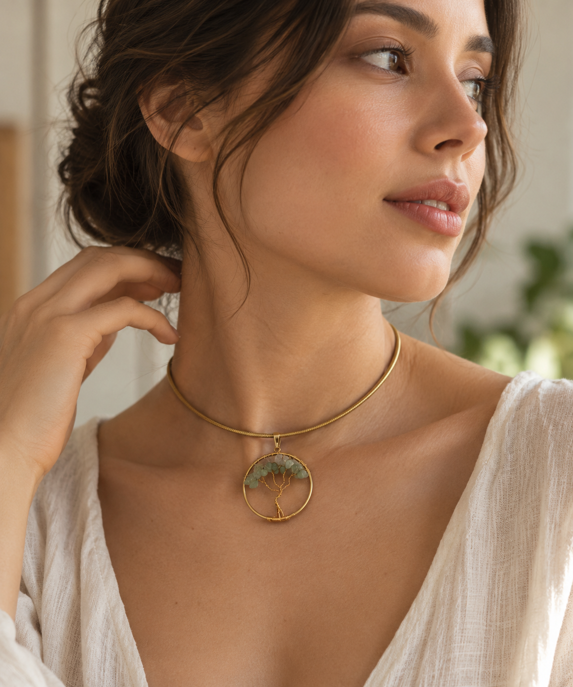 Woman wearing Vida Árvore da Vida Sage Green choker