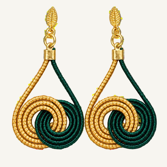 Vida Ondas Naturais earrings in green and golden natural fiber